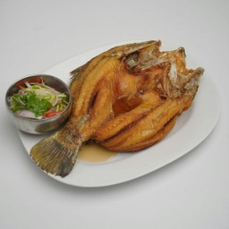 ปลากระพงทอดน้ำปลา(เต็มตัว)