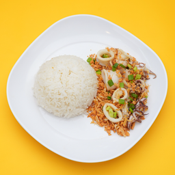 ข้าวหมึกทอดกระเทียม