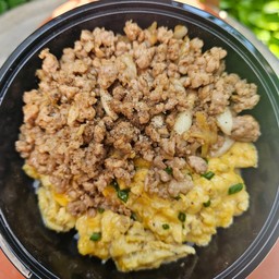 ข้าวหมูสับผัดกระเทียมพริกไทย + ไข่ข้น