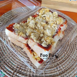 ขนมปังปิ้งพริกเผาหมูหยอง