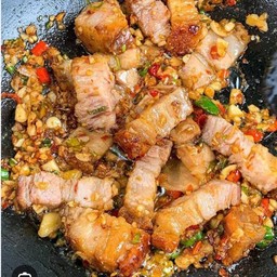 ข้าวหมูกรอบคั่วพริกเกลือ