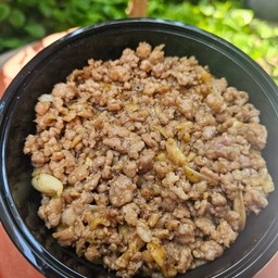 ข้าวหมูสับผัดกระเทียมพริกไทย