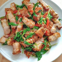 กระเพราหมูกรอบ