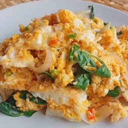 ข้าวไข่ขยี้พริกน้ำปลาผัดใบโหระพา