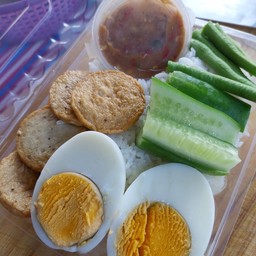 ข้าวน้ำพริกกะปิไข่ต้มหมูยอทอด