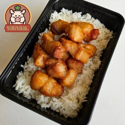 ข้าวหมูสามชั้นทอดน้ำปลา