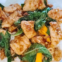 ข้าวผัดพริกแกงหน้าไก่ชิ้นใบยี่หร่า