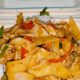 ข้าวผัดพริกแกงหมูชิ้นหน้อไม้ดอง