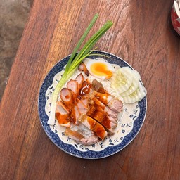 ข้าวหมูกรอบหมูแดง