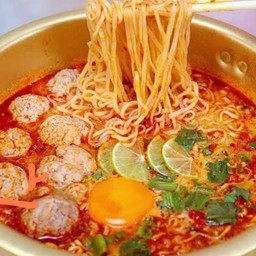 บะหมี่กึ่งดึกๆ ต้มยำน้ำข้น หมูก้อน