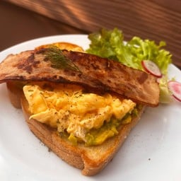 Scrambled eggs with bacon and avocado