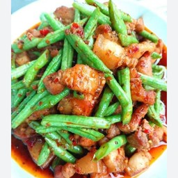 ผัดพริกแกง หมูสามชั้น ใส่ถั่วฝักยาว