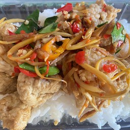 ผัดฉ่าหมูเด้งเจราดข้าว