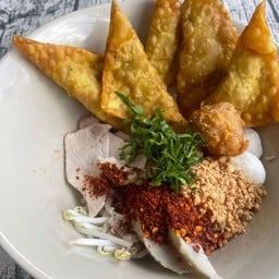 เกี๊ยวหมูเด้งกรอบต้มยำ