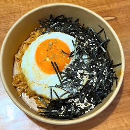 มาม่าเผ็ดเกาหลีไข่ดาว(Spicy Korean Noodles)