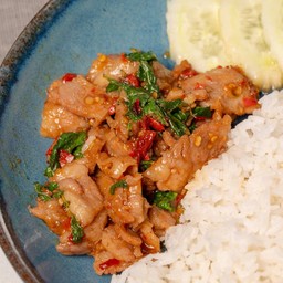กะเพราหมูนุ่ม หรือ หมูสับ