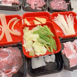 เส้นมันหนึบ ฟองเต้าหู้ เห็ดเข็มทอง สันคอสไลค์ ปลาดอลลี่ สามชั้นสไลค์ ชุดผัก