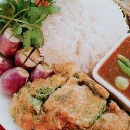 ข้าว-น้ำพริก-ไข่ชะอม2ฟอง(ผักลวกตามฤดูกาล)