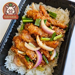 ข้าวยำหมูกระเทียมแซ่บ