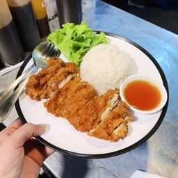 ข้าว ไก่,หมู ทอดซอสน้ำปลา