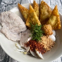 เกี๊ยวหมูเด้งต้มยำสองเด้ง