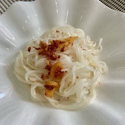 เส้นเล็กลวก (ทานเคียงกับส้มตำ)