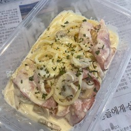 สปาเก็ตตี้ไวท์ซอส