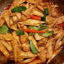 ผัดพริกแกงหน่อไม้ไก่ กับข้าว