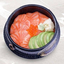 ข้าวหน้าปลาแซลมอน และอะโวคาโด