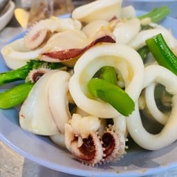 คะน้าผัดปลาหมึก