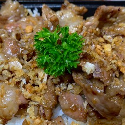 เนื้อชิ้นผัดกระเทียมราดข้าว