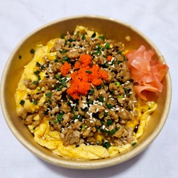 ข้าวหน้าหมูสับ ไข่ลาวา