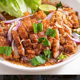 ข้าวยำหมูทอด บาบีคิว