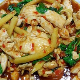 ผัดกะเพราหน่อไม้ไก่ กับข้าว