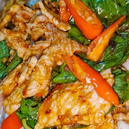 ข้าวผัดพริกแกงหมูชิ้นใบยี่หร่า