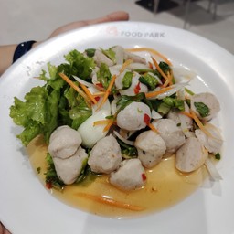 ยำลูกชิ้นหมูพริกไทย