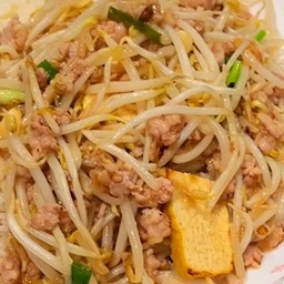 ผัดถั่วงอกหมูสับราดข้าว