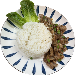 ข้าวหมูผัดกระเทียมพริกไทยดำ