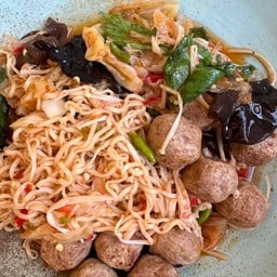 ยำมาม่าใส่เห็ดและลูกชิ้น(มังฯ)