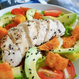 สลัดไก่พริกไทยดำและอะโว้คาโด้สด