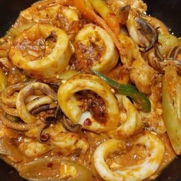 ปลาหมึกผัดไข่เค็ม ราดข้าว