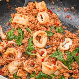 ข้าวกะเพราหมึกหมูสับ