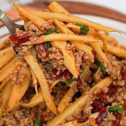 ข้าวกะเพราหมูสับหน่อไม้