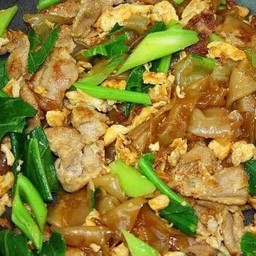 [อร่อยซ่ากับโค้ก] ผัดซีอิ๊วหมู +  โค้ก ออริจินัล (ขวด) 