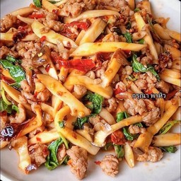 กระเพราหมูสับหน่อไม้  (กลับข้าว)