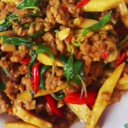 กระเพราหมูสับใส่หน่อไม้ราดข้าว