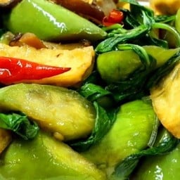ข้าวราดผัดเต้าเจี้ยวมะเขือยาว-ไข่ต้ม(มังสวิรัติ)