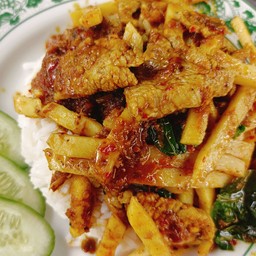 หมูผัดพริกแกงใต้ใส่หน่อไม้เส้นราดข้าว