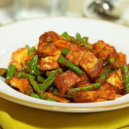 ผัดพริกแกงหมูกรอบ