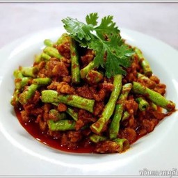 ผัดพริกแกงหมู